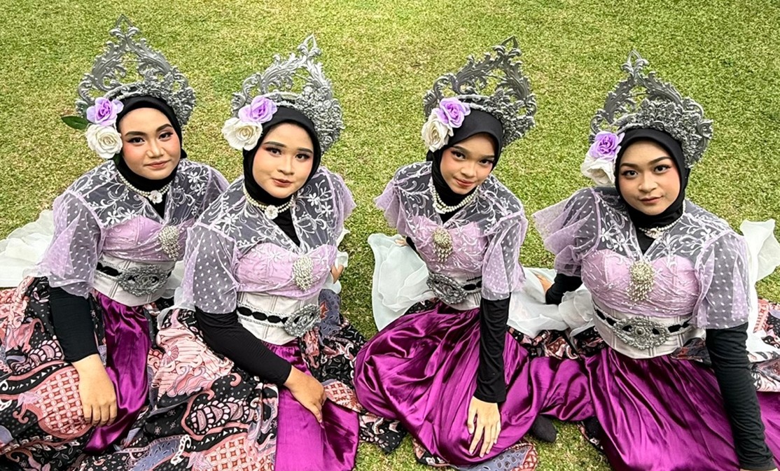 Unit Aktivitas Tari Tradisional di School of Human : Melestarikan Budaya di Tengah Pembelajaran Abad 21