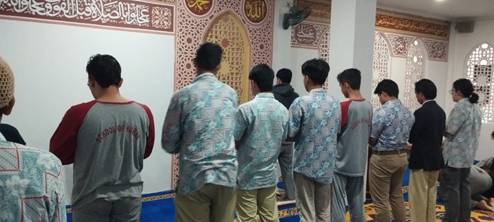 Pembiasaan Sholat Berjamaah di Lingkungan School of Human